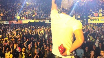 Drone le cortó los dedos a Enrique Iglesias en concierto