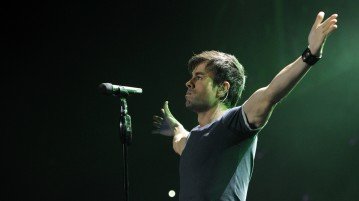Enrique Iglesias desafina icónica canción en pleno concierto
